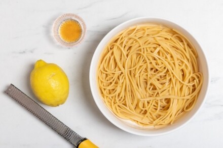 Preparazione Spaghetti con colatura di alici, limone e nocciole - Fase 2