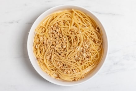 Preparazione Spaghetti con colatura di alici, limone e nocciole - Fase 2