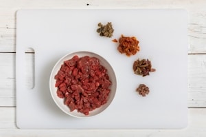 Preparazione Tartare di manzo mediterranea - Fase 1