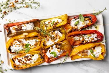 Peperoni grigliati con burrata e briciole croccanti