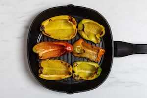 Preparazione Peperoni grigliati con burrata e briciole croccanti - Fase 1