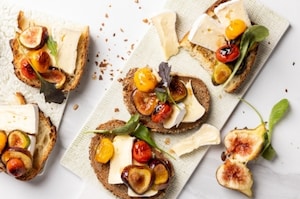 Preparazione Bruschette ai fichi e formaggio - Fase 4