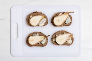 Preparazione Bruschette autunnali con le pere - Fase 3