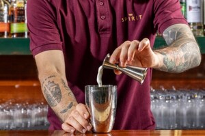 Preparazione Golden Cadillac cocktail - Fase 1