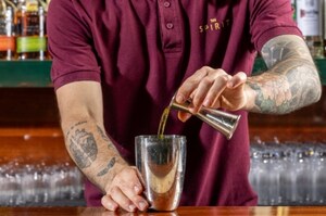 Preparazione Golden Cadillac cocktail - Fase 1