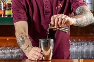 Preparazione Golden Cadillac cocktail - Fase 2