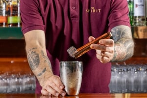 Preparazione Golden Cadillac cocktail - Fase 2