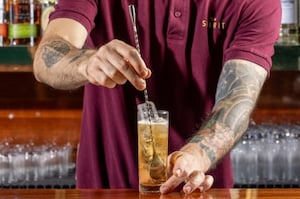 Preparazione Horse's Neck cocktail - Fase 3