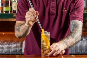 Preparazione Horse's Neck cocktail - Fase 3