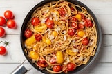 Spaghetti estivi con pomodorini e pane tostato