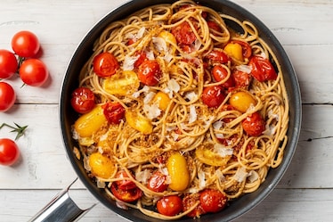 Spaghetti estivi con pomodorini e pane tostato