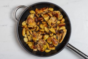 Preparazione Pollo e patate in padella - Fase 3