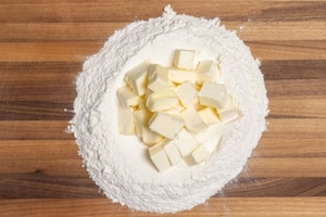 Preparazione Crostata salata al formaggio, speck e radicchio - Fase 1