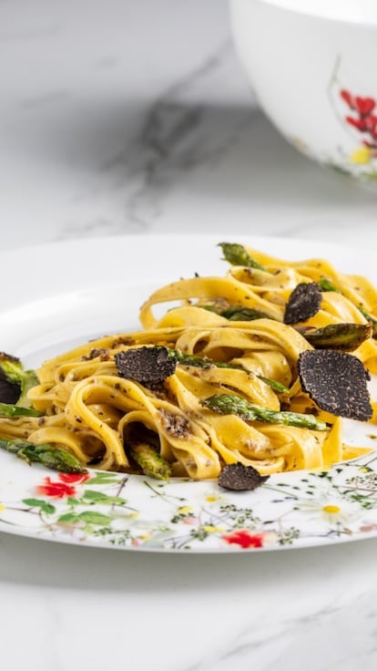 Tagliatelle con salsa tartufata e asparagi 