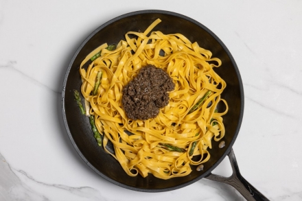 Preparazione Tagliatelle con salsa tartufata e asparagi  - Fase 4 Preparazione Tagliatelle con salsa tartufata e asparagi  - Fase 4