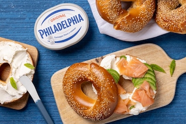 Bagel con Philadelphia, salmone e avocado