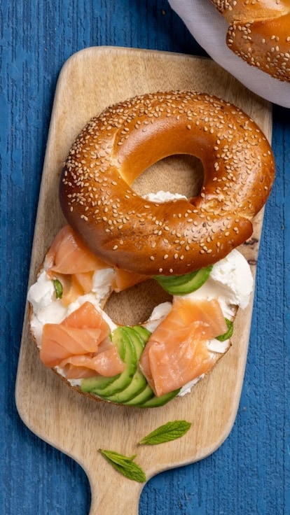 Bagel con Philadelphia, salmone e avocado