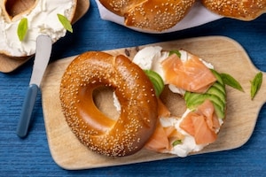 Preparazione Bagel con Philadelphia, salmone e avocado - Fase 7