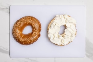 Preparazione Bagel con Philadelphia, salmone e avocado - Fase 6