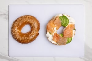 Preparazione Bagel con Philadelphia, salmone e avocado - Fase 6
