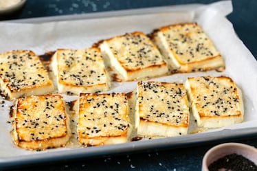 Feta con semi di sesamo