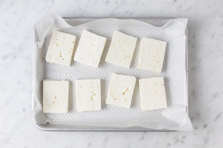 Preparazione Feta con semi di sesamo - Fase 1 Preparazione Feta con semi di sesamo - Fase 1