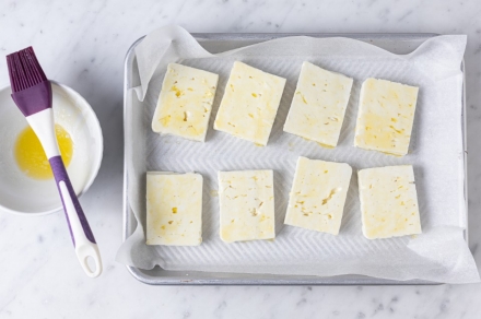 Preparazione Feta con semi di sesamo - Fase 1 Preparazione Feta con semi di sesamo - Fase 1