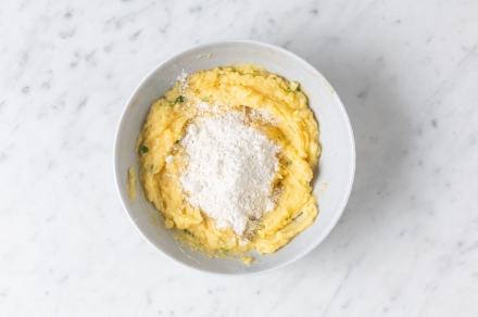 Preparazione Focaccine di patate - Fase 1 Preparazione Focaccine di patate - Fase 1