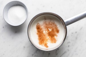 Preparazione Panna cotta in teglia - Fase 1