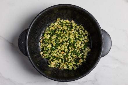 Preparazione Risotto zucchine e gamberetti - Fase 1 Preparazione Risotto zucchine e gamberetti - Fase 1