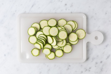 Preparazione Torta salata di zucchine in padella - Fase 1 Preparazione Torta salata di zucchine in padella - Fase 1