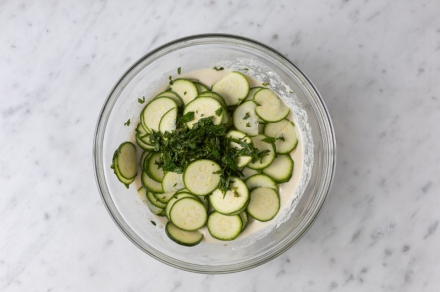 Preparazione Torta salata di zucchine in padella - Fase 2 Preparazione Torta salata di zucchine in padella - Fase 2