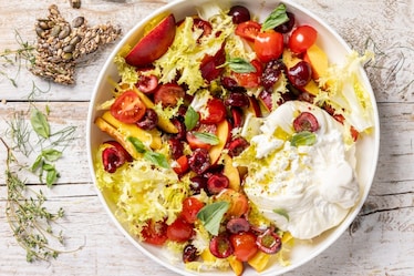 Insalata di pesche e ciliegie