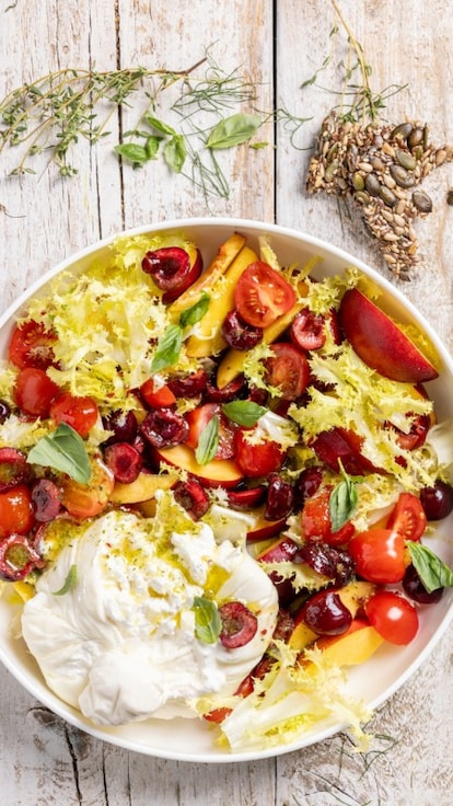 Insalata di pesche e ciliegie