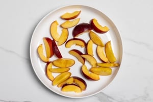 Preparazione Insalata di pesche e ciliegie - Fase 1