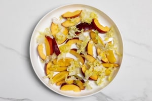 Preparazione Insalata di pesche e ciliegie - Fase 1