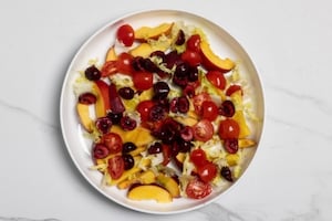 Preparazione Insalata di pesche e ciliegie - Fase 2