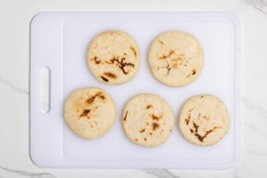 Preparazione Arepas con ripieno Regina Pepiada - Fase 1