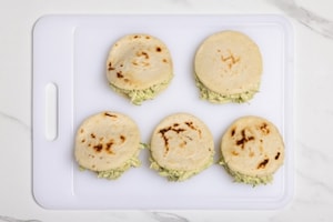 Preparazione Arepas con ripieno Regina Pepiada - Fase 4