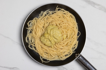 Preparazione Pasta con pesto di limoni - Fase 1 Preparazione Pasta con pesto di limoni - Fase 1