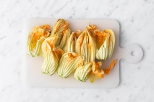 Preparazione Pesto di fiori di zucca - Fase 1