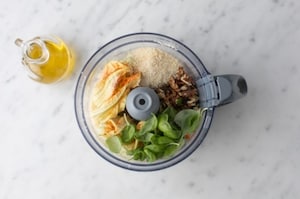 Preparazione Pesto di fiori di zucca - Fase 1