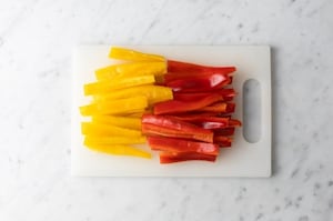 Preparazione Straccetti di pollo con peperoni - Fase 1