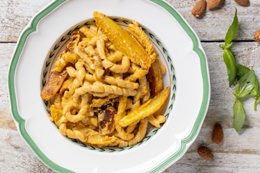 Busiate con pesto alla trapanese e patate fritte