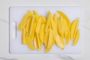 Preparazione Busiate con pesto alla trapanese e patate fritte - Fase 1