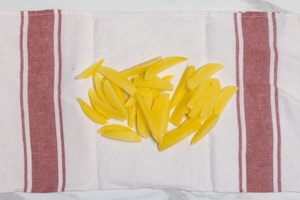 Preparazione Busiate con pesto alla trapanese e patate fritte - Fase 1