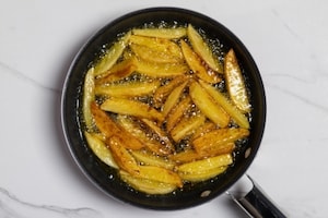 Preparazione Busiate con pesto alla trapanese e patate fritte - Fase 2