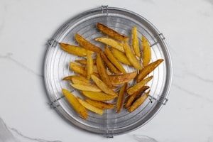 Preparazione Busiate con pesto alla trapanese e patate fritte - Fase 2