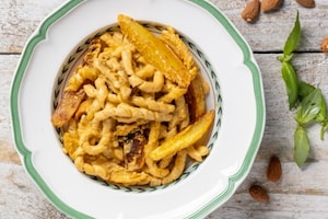 Preparazione Busiate con pesto alla trapanese e patate fritte - Fase 5