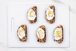 Preparazione Crostini sfiziosi con Philadelphia Vegetale - Fase 2